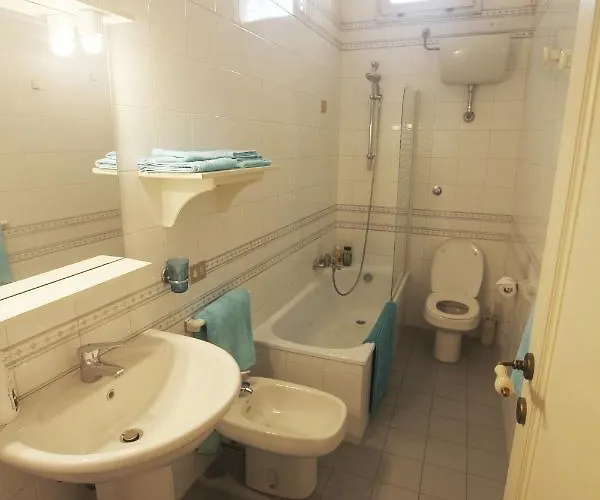 Tra I Tetti Con Bagno Privato בית הארחה פיזה