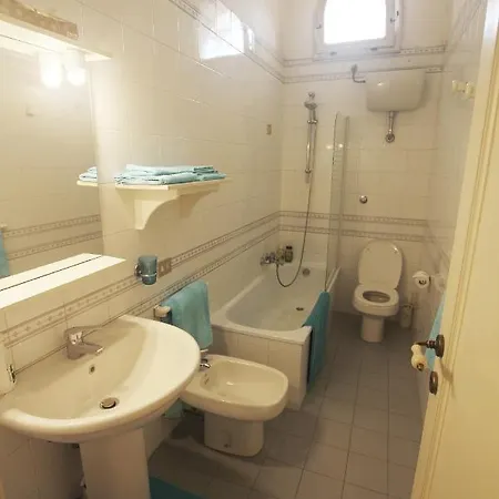 Tra I Tetti Con Bagno Privato Guest house Pisa